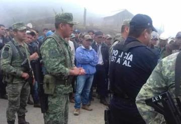 Campesinos retienen a militares, exigen fertilizante en Guerrero