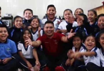 Maestro combina baile para enseñar educación física y se vuelve viral