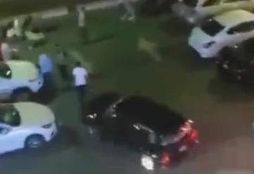 Video del momento en el que un conductor usa su camioneta para atropellar a personas durante pelea