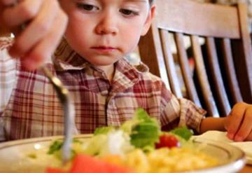 Despiden a empleada por darle de comer a niño sin dinero