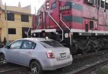 Querían ganarle el paso al tren y terminan siendo impactados por el ferrocarril