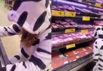 Vegana se viste de vaca, se coloca frente a sección de carne y llora