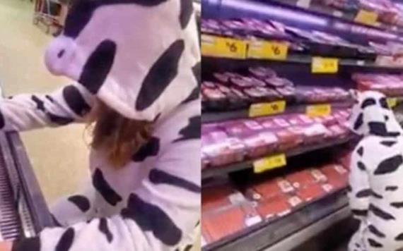 Vegana se viste de vaca, se coloca frente a sección de carne y llora