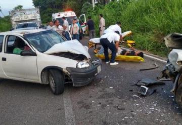 Choca taxi y coche particular en tramo a Cd Pemex