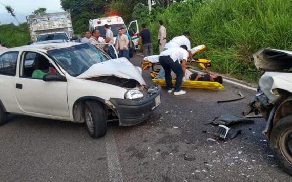 Choca taxi y coche particular en tramo a Cd Pemex