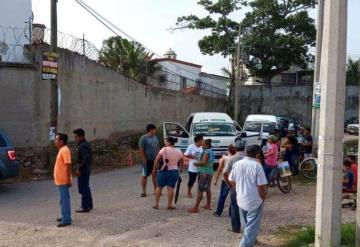 Habitantes del Fracc. Flores del Trópico cierran el paso a combis como protesta por altas tarifas