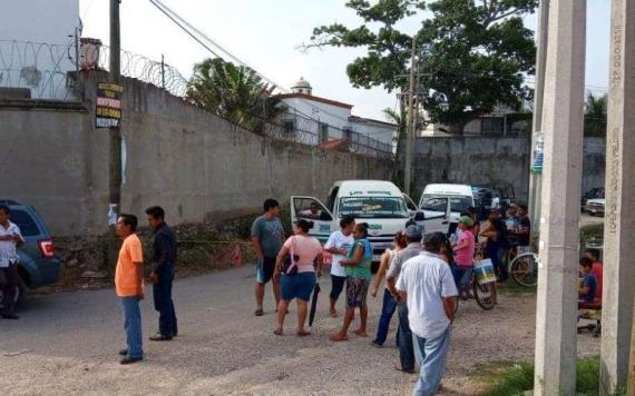 Habitantes del Fracc. Flores del Trópico cierran el paso a combis como protesta por altas tarifas