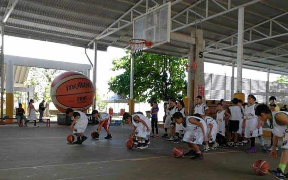 Imparten clínica de Basquetbol Gustavo Ayón