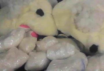 Aseguran paquetes de droga ocultos dentro de dos muñecos de peluche en AICM