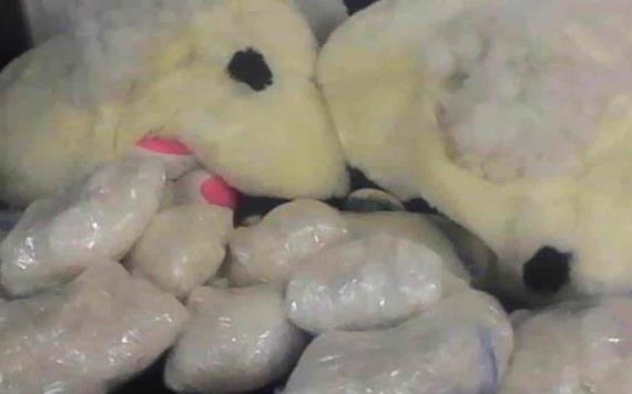 Aseguran paquetes de droga ocultos dentro de dos muñecos de peluche en AICM