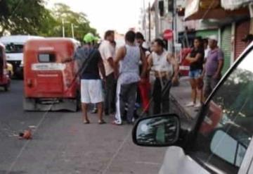 Pochimovil sufre volcadura en el malecón de Gaviotas Norte