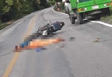 Joven motociclista pierde la vida tras ser embestido por un tráiler