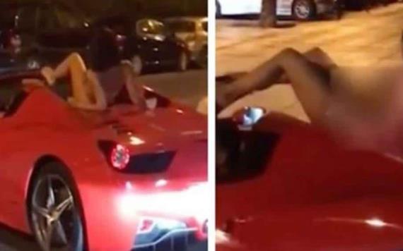 Buscan a joven que paseó a mujer desnuda en su Ferrari