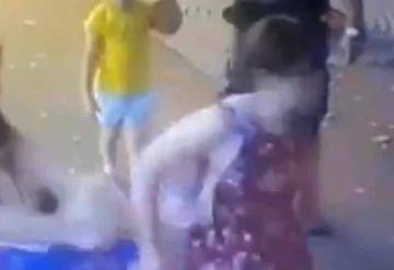 Mujer apuñala en la cara a niño frente a sus padres