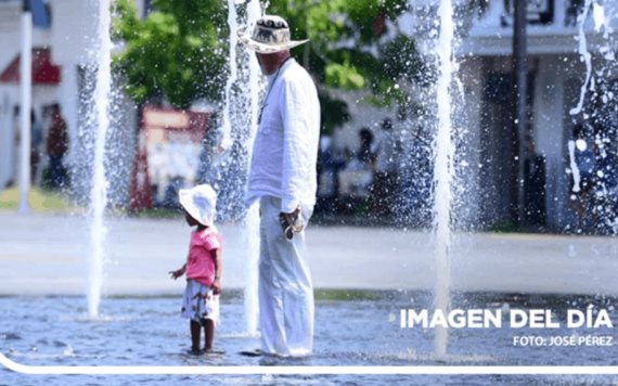 Familias se divierten y se refrescan en la fuente de Plaza de Armas