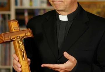 "Su cuerpo está corrompido y es un peligro"; sacerdote se niega a dar bendición a cuerpo