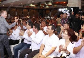 Así reciben al exgobernador de Tabasco, Ándres Granier Melo en el 1er Informe Legislativo del PRI