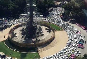 Cientos de taxistas rodean Ángel de la Independencia