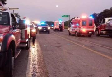 Por ´rápida y furiosa´ ambulancia choca contra tráiler; 6 muertos