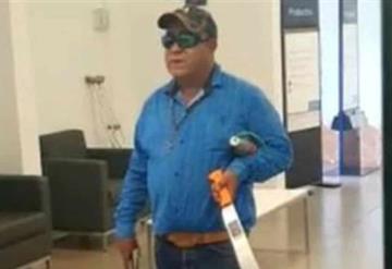 Sujeto armado con machete y explosivos toma rehenes en banco de Banamex; fue abatido