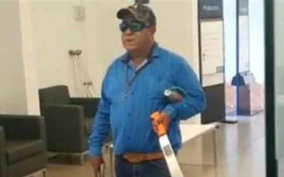 Sujeto armado con machete y explosivos toma rehenes en banco de Banamex; fue abatido