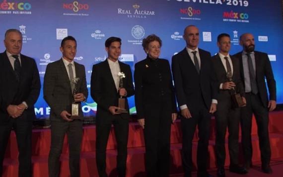 Premian en Sevilla a Lainez, Chicharito y Guardado