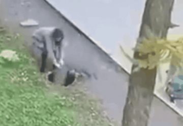 Mujer levanta y lanza una coladera con las manos para salvar a su bebé