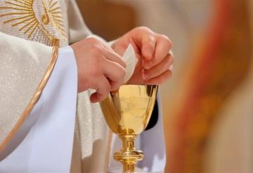 Dan 8 años de prisión a sacerdote acusado de abusar de niño 