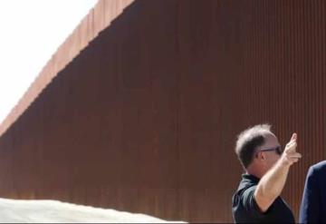 Un muro con agujeros: Contrabandistas en México usan sierras para cortar la nueva barrera fronteriza