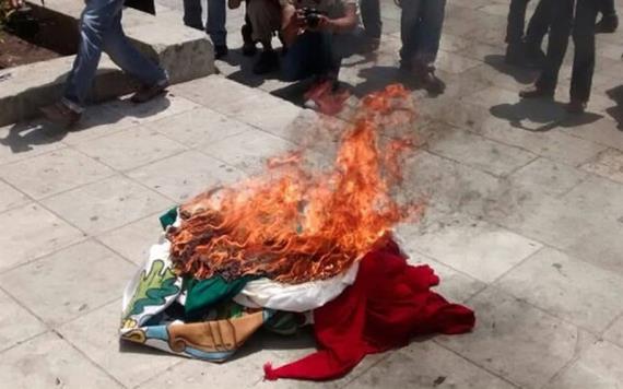 Queman bandera de México frente a Rectoría de la UNAM