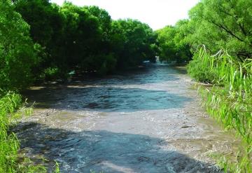 Río arrastra a 4 hombres, solo logró salvarse 