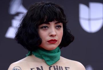 Mon Laferte responde a quienes se burlaron de sus pechos