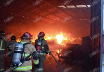 Combate incendio de bodega de la Empresa Sahuayo localizada en Anacleto Canabal