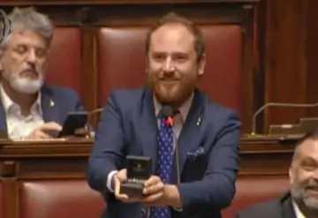 Diputado italiano pide matrimonio a su novia en el Parlamento