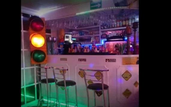 Edecán de restaurante se niega a bailar con un cliente y la balea