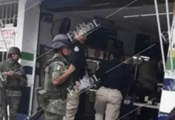 Intentan asaltar casa de empeño, guardia los enfrenta y detienen a uno