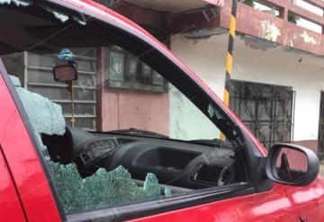 Auto compacto con impactos de bala es abandonado en la colonia Atasta