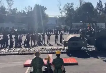Destruyen cientos de armas con aplanadora
