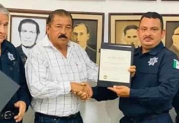 Entrega presidente municipal Antonio Alejandro Almeida constancias de diplomado