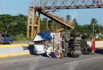 Vuelca camioneta sobre la carretera Villahermosa-Frontera