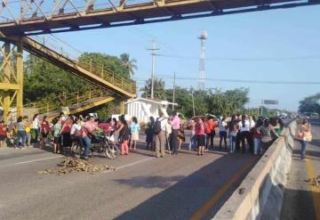 Bloquean manifestantes carretera Villahermosa-Frontera