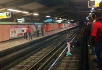 Ebrio arroja a policía a vías del metro