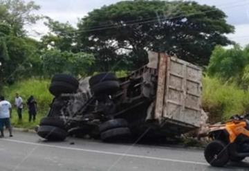 Vuelca camión cargado de grava