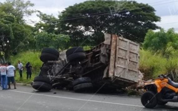 Vuelca camión cargado de grava