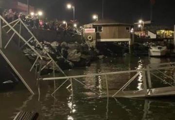 Colapsa puente en muelle y turistas caen al mar