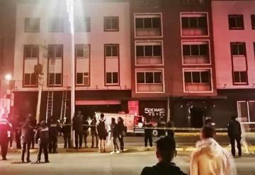 Huéspedes quedan atrapados en medio de incendio en hotel