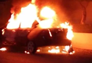 Autos incendiados y mantas con amenazas es el saldo de la noche del 30 de diciembre