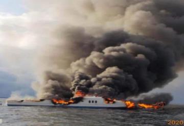 Rescata Marina a 12 personas de un yate incendiado