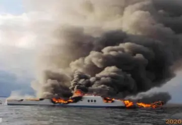 Rescata Marina a 12 personas de un yate incendiado