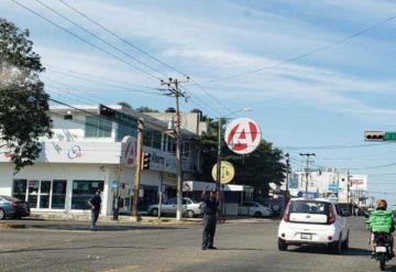 Se estrella ebrio conductor contra semáforos y los descompone